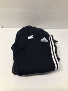 QTY OF ITEMS TO INCLUDE ADIDAS TRACKSUIT BOTTOMS IN NAVY SIZE UK M