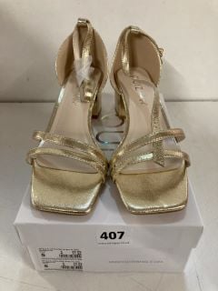 QUIZ WIDE FIT BLOCK HEELS IN GOLD SIZE UK 5