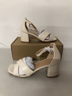 WOMEN'S EXTRA WIDE FIT BLOCK HEEL SANDAL IN WHITE SIZE UK 4