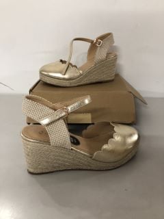 WOMEN'S WIDE FIT SCALLOPED EDGE CLOSED TOE WEDGE SIZE UK 6