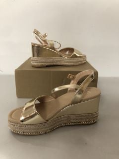 WOMEN'S STUDDED WEDGE SANDAL IN GOLD SIZE UK 5