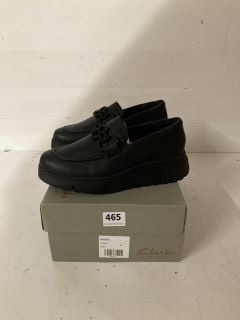 PAIR OF CLARKS ARTISAN SHOES IN BLACK - SIZE UK 5