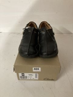 PAIR OF CLARKS UN LOOP SHOES IN BLACK - SIZE UK 7