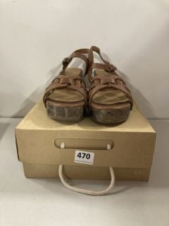 PAIR OF FATFACE UNITED KINGDOM PLATFORM SANDALS - SIZE