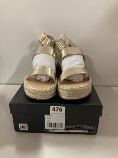 PAIR OF RAID LONDON FLATFORMS IN GOLD - SIZE 7