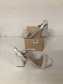 PAIR OF BE MINE WOMEN'S HEELS IN WHITE - SIZE 6