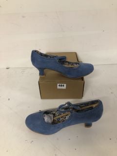 PAIR OF JOE BROWNS HEELS IN BLUE - SIZE 6