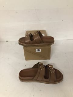 PAIR OF WOMEN'S SANDALS IN BROWN - SIZE 5