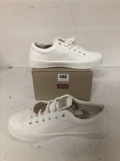 PAIR OF LEVIS TRAINERS IN WHITE - SIZE 4