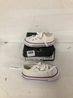 PAIR OF CHILDREN'S LOW CONVERSE IN WHITE - SIZE 5