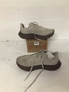 PAIR OF NEW BALANCE TRAINERS IN GREY/BROWN - SIZE 5.5