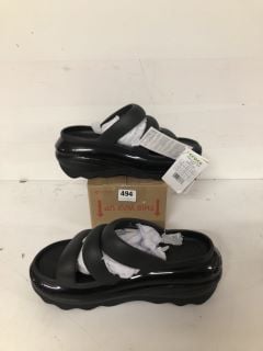 PAIR OF CROCS SANDALS IN BLACK - SIZE 9