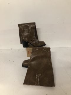 PAIR OF HEELED KNEE HIGH BOOTS IN BROWN - SIZE EU 39