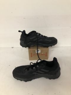 PAIR OF ADIDAS TRAINERS IN BLACK - SIZE 8