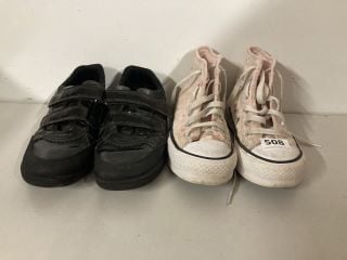 2 X PAIR OF SHOES TO INCLUDE TOEZON STRAP TRAINERS IN BLACK - SIZE 4