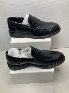 CLARKS ALDWIN STEP SHOES IN BLACK LEATHER UK SIZE 8