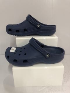 NAVY CROCS SIZE 9-11