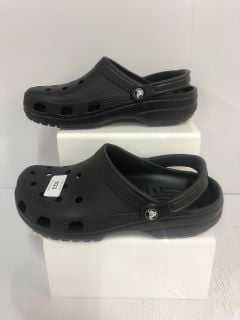 BLACK CROCS SIZE 9-11