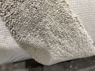 WHITE/GREY TEXTURED SUPER SOFT FIBRE CARPET (4M)