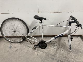 WHITE GIANT ESCAPE BIKE (MISSING REAR WHEEL) (MPSS33411916)