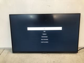 SAMSUNG 32" TV WITH ACCESSORIES MODEL: S32DM500EU (POWERS ON)