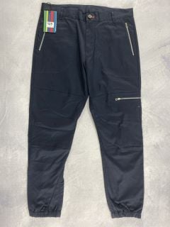 PAUL SMITH MEN'S FLIGHT TROUSER. SIZE: 33, MADE FROM: 97% COTTON 3% ELASTANE - WOVEN PIECE DYED 235GM. RRP: £155