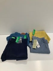 4 X BENETTON GARMENTS VARIOUS SIZES AND MODELS INCLUDING BLUE TROUSERS SIZE 46 - LOCATION 6A.