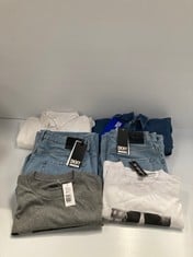 6 X CLOTHING VARIOUS BRANDS VARIOUS SIZES AND MODELS INCLUDING GREY T-SHIRT VANS SIZE XL - LOCATION 2A.