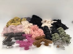 VARIETY OF DESIGNER SCRUNCHIES AND CLIPS, VARIOUS MODELS (TOTAL P.V.P. 1380€) - LOCATION 49B.