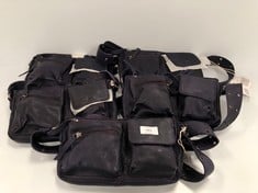 5 X NAVY BLUE PREMIUM DESIGNER BAGS (TOTAL P.V.P 440€) - LOCATION 46B.