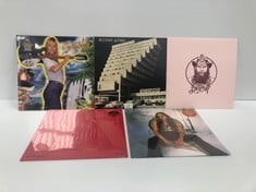 5 X VARIOUS ARTIST VINYLS INCLUDING KITTY LIV EASY TIGER - LOCATION 11B.