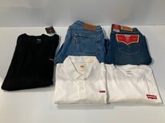 5 X LEVI'S GARMENTS VARIOUS MODELS AND SIZES INCLUDING WHITE T-SHIRT SIZE M - LOCATION 34A.