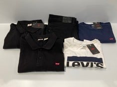 5 X LEVI'S CLOTHING VARIOUS MODELS AND SIZES INCLUDING WHITE T-SHIRT SIZE L - LOCATION 26A.