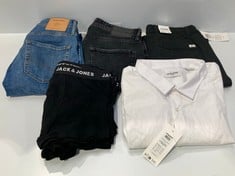 5 X JACK&JONES GARMENTS VARIOUS MODELS INCLUDING WHITE SHIRT SIZE 5XL - LOCATION 26A.