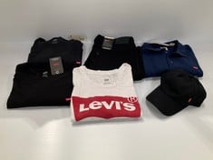 6 X LEVI'S GARMENTS VARIOUS MODELS AND SIZES INCLUDING BLACK CAP - LOCATION 26A.