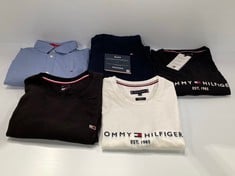 5 X TOMMY HILFIGER GARMENTS VARIOUS MODELS AND SIZES INCLUDING NAVY BLUE TROUSERS SIZE 44 - LOCATION 26A.