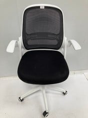 ERGONOMIC CHAIR SONGMICS BLACK AND WHITE COLOUR (DAMAGED).