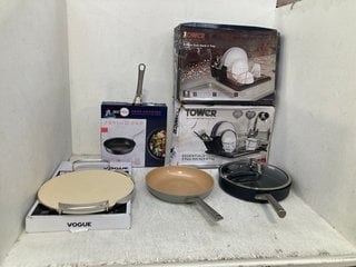 QTY OF ASSORTED KITCHEN ITEMS TO INCLUDE TOWER ESSENTIALS 9 PLATE DISH RACK & TRAY & TEFAL HARD ANODISED 28CM FRYING PAN: LOCATION - B1