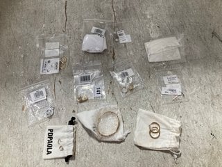 QTY OF ASSORTED JEWELLERY ITEMS TO INCLUDE RALPH LAUREN PAVE CRYSTAL BANGLE & PDPAOLA HORSESHOE SHAPED EARRINGS: LOCATION - A5