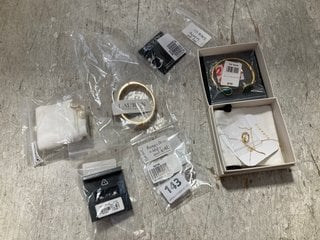 QTY OF ASSORTED JEWELLERY ITEMS TO INCLUDE RALPH LAUREN 18 KARAT GOLD PLATED STERLING SILVER 925 & ASTRID & MIYU AM21 - AURORA HOOP EARRINGS IN SILVER: LOCATION - A5