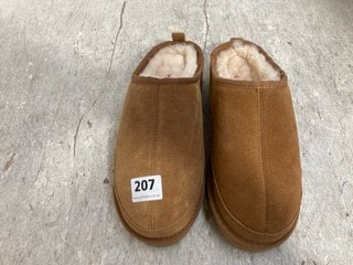 JOHN LEWIS AND PARTNERS FLEECE LINED OPEN BACK SLIPPERS IN TAN SIZE: 9: LOCATION - A10