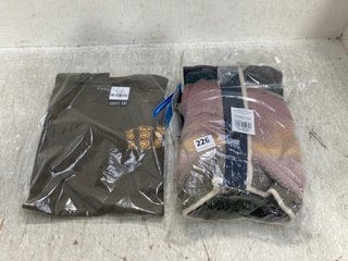 COLUMBIA HELVETIA II PRINTED FLEECE IN DARK MULTI SIZE: L TO INCLUDE ROUTE ONE DEEP IN THE CUT TSHIRT IN GREEN OLIVE SIZE: L: LOCATION - A11