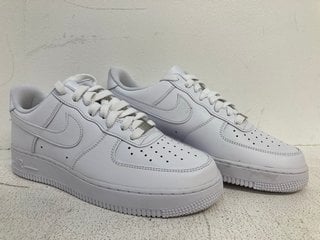 NIKE AIR FORCE 1 LACE UP TRAINERS IN WHITE SIZE: 7 - RRP - £110: LOCATION - WHITE BOOTH