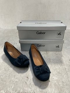 2 X GABOR SHINE TOW FRONT SLIP ON SHOES IN NAVY AND NAVY SUEDE SIZE: 4: LOCATION - A16