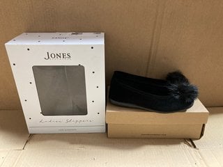 JONES BOOTMAKERS ERIKA POM POM FRONT SLIP ON SHOES IN BLACK SIZE: 6 TO INCLUDE JONES BOOT MAKERS FABIOLA FLEECE TRIM SLIPPERS IN CHOCOLATE SIZE: 6: LOCATION - A16