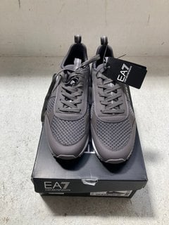 EMPORIO ARMANI MENS X8X027 MESH AND LEATHER LACE UP TRAINERS IN GREY SIZE: 8 - RRP - £109: LOCATION - A18