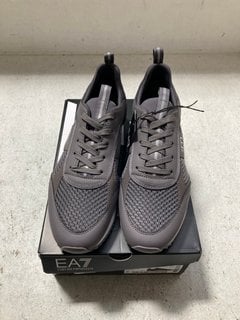 EMPORIO ARMANI MENS X8X027 MESH AND LEATHER LACE UP TRAINERS IN GREY SIZE: 9 - RRP - £109: LOCATION - A18