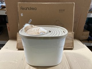 4 X ASSORTED PET ITEMS TO INCLUDE LIDDED CIRCULAR CAT LITTER BOX IN WHITE AND CREAM: LOCATION - B18