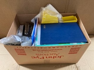 BOX OF ASSORTED ITEMS TO INCLUDE PACK OF 6 MINI CLIPBOARDS IN BROWN: LOCATION - B18