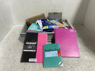 QTY OF ASSORTED ITEMS TO INCLUDE BULLET TIP FABRIC MARKERS, LUX PAD A4 LINED PAPER NOTEBOOK: LOCATION - B16